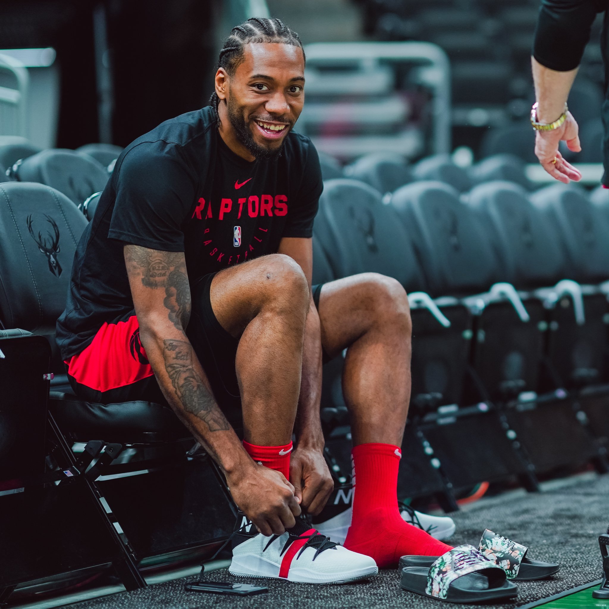 微屈膝即可 微屈膝即可